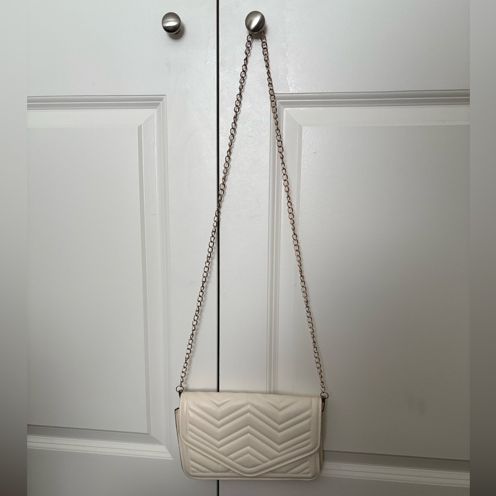 Crème Clutch with Gold chain - Picture 2 of 7